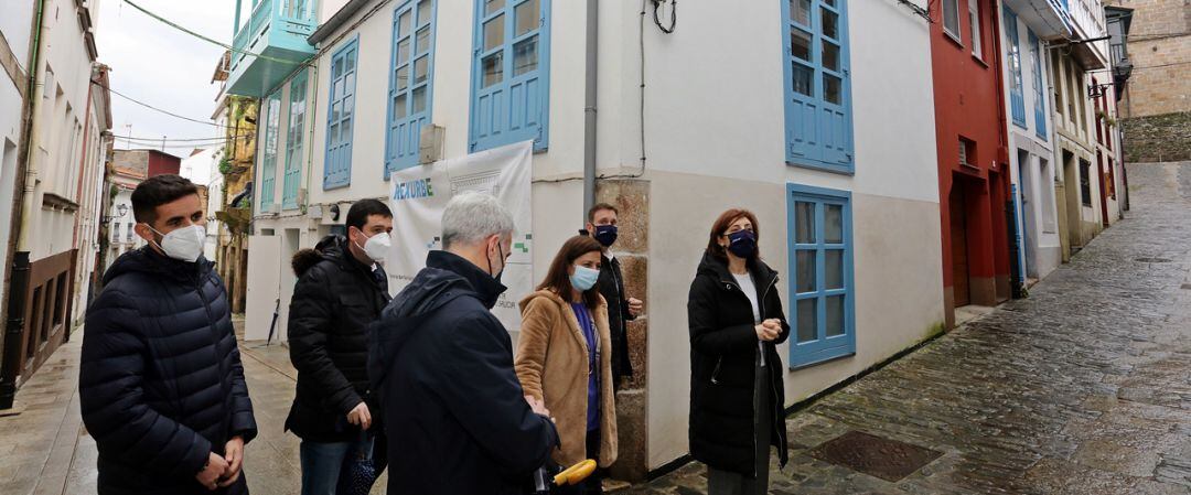 Ángeles Vázquez visita obras en el casco de Betanzos