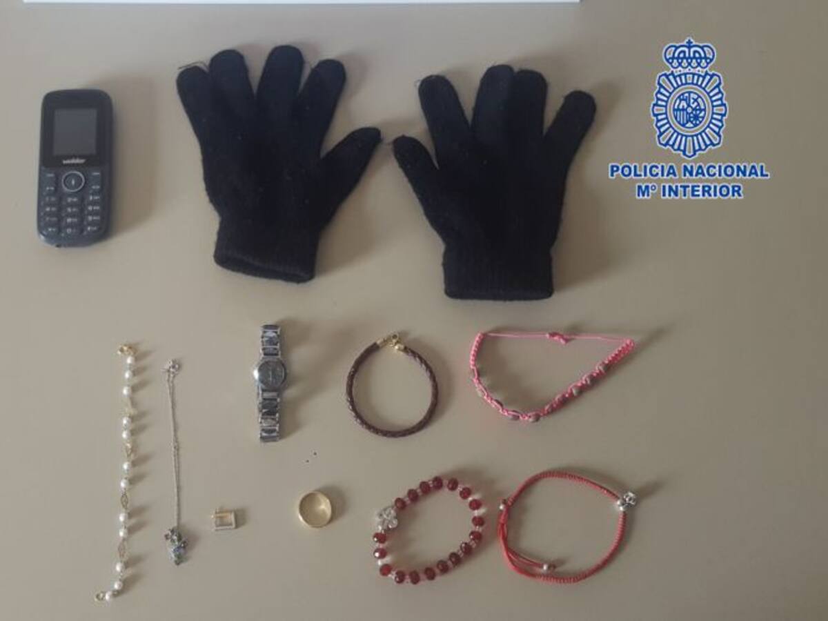 Fue a sacar la basura y cuando volvió, sorprendió a una mujer robando en su casa de Murcia