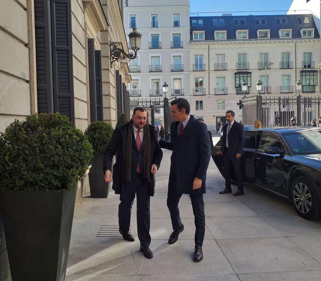 El presidente asturiano ha recibido a Pedro Sánchez a su llegada al Congreso, donde después ha seguido la sesión de investidura. 