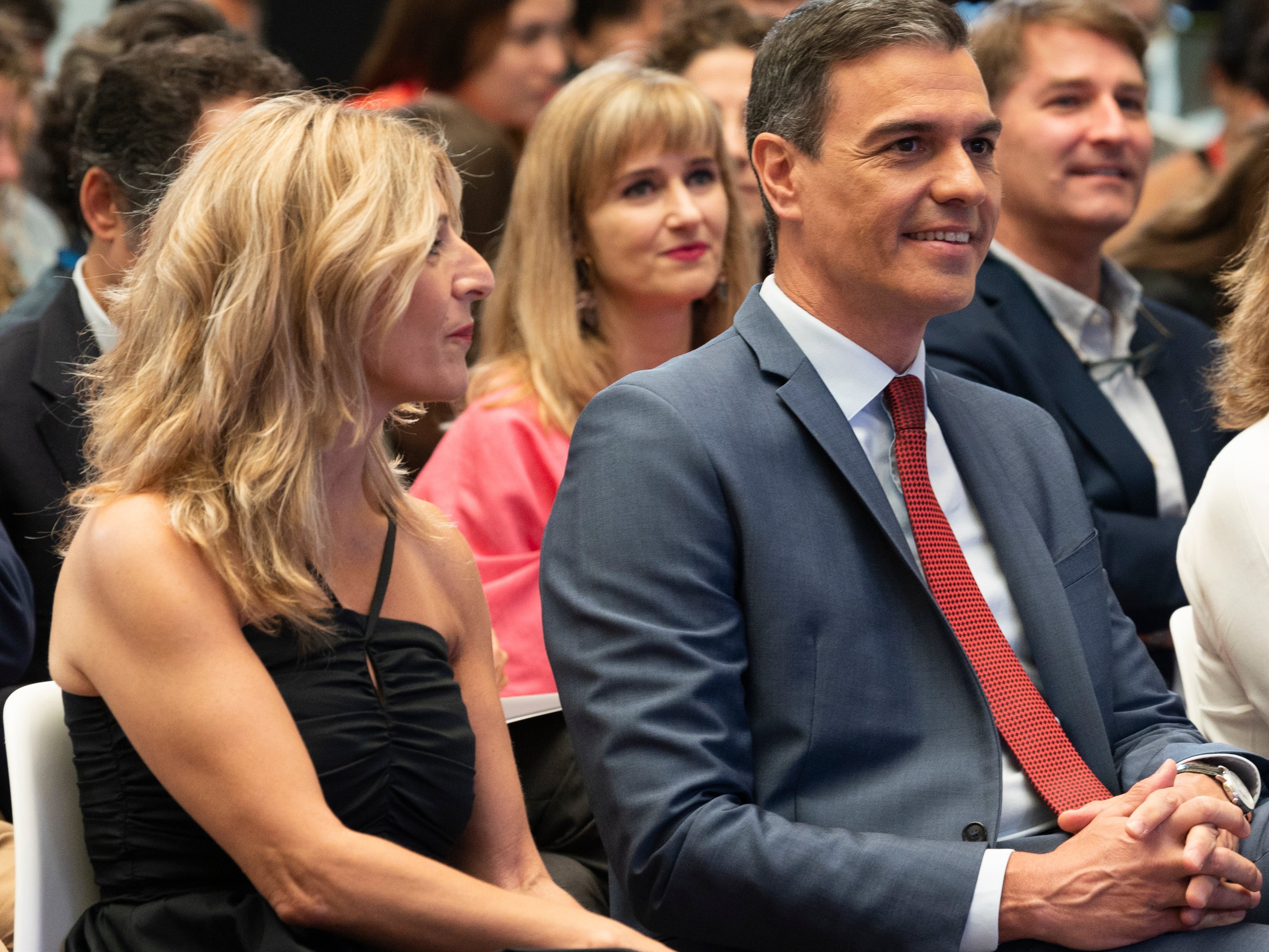 El presidente del Gobierno, Pedro Sánchez, acompañado por la vicepresidenta Yolanda Díaz.