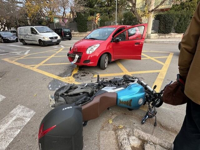 Accidente entre un coche y una motocicleta en la avenida Juan XXIII en Huesca