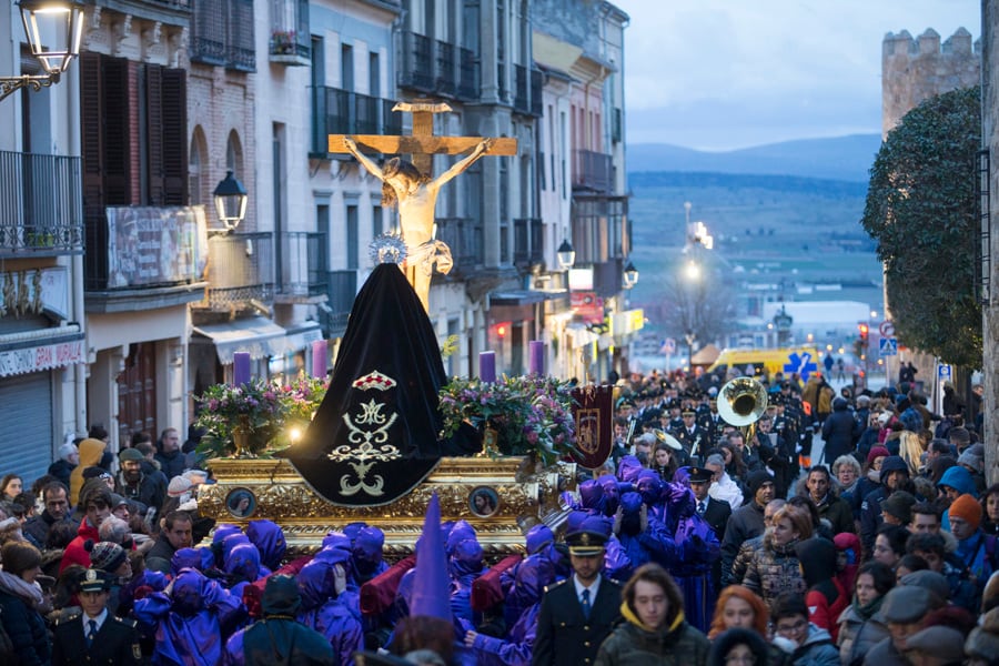 La Hermandad de los Estudiantes procesiona por la calle San Segundo en la Semana Santa de 2019