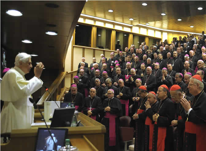 Quien ordene a una mujer sacerdote y el propio ordenante quedarán automáticamente excomulgados, según un documento de la Congregación para la Doctrina de la Fe (ex Santo Oficio) hecho público el viernes por el Vaticano.