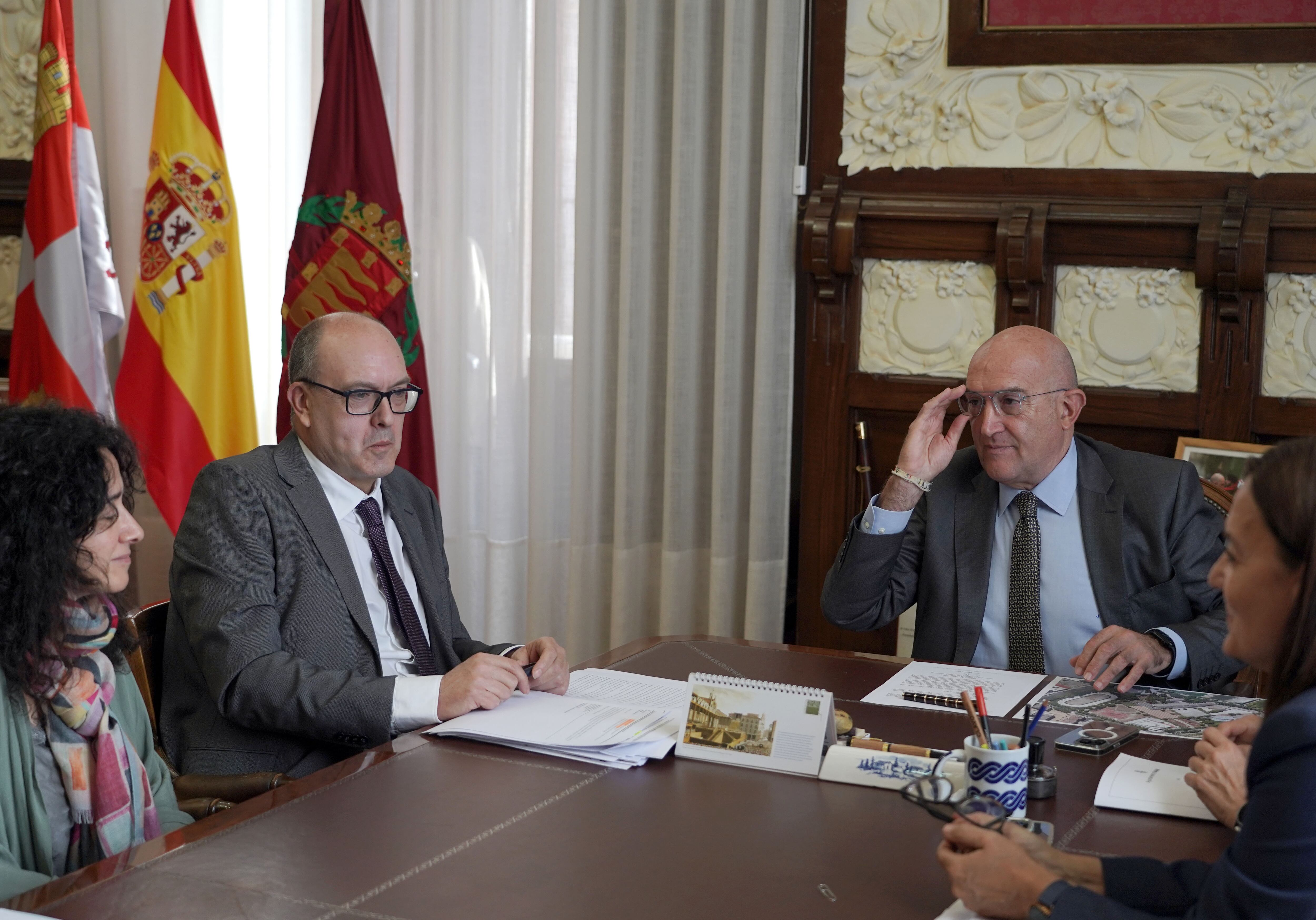 El alcalde de Valladolid, Jes�s Julio Carnero, y el director general de Centros e Infraestructuras de la Junta, Jos� Miguel S�ez, se re�nen para detallar la cesi�n de terreno para la construcci�n del polideportivo junto al CEIP Miguel Delibes