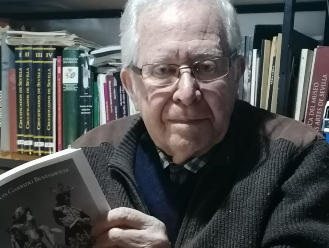 José Luis Garrido Bustamante con un ejemplar de su último libro