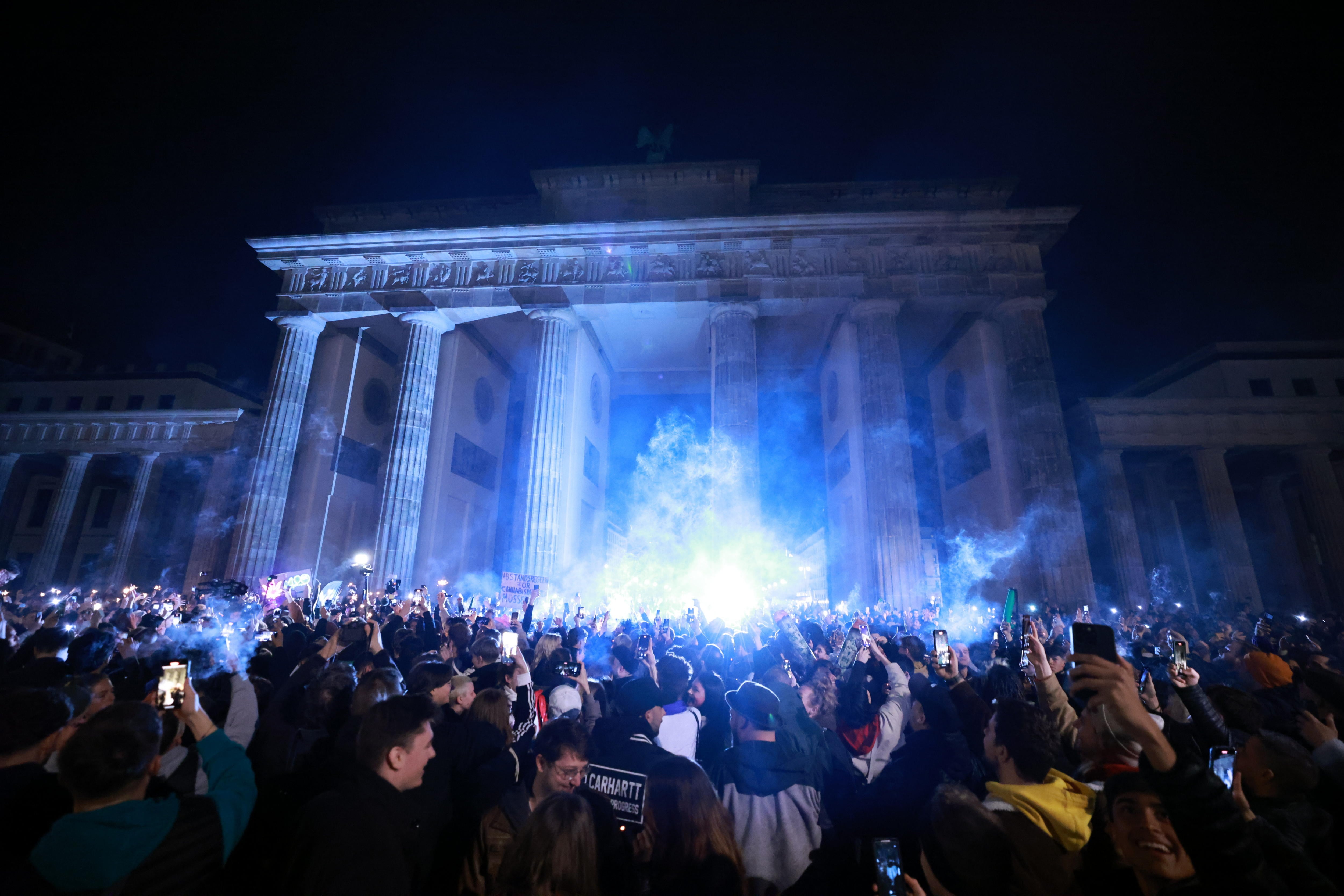 Cuenta atrás de la entrada en vigor de la ley que legaliza la marihuana en la Puerta de Brandeburgo en Berlín