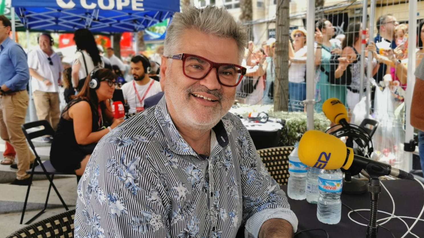 Imagen de archivo de Vicente Armengol, presidente del Colectivo de Comerciantes por Alicante, en el set de Radio Alicante en la plaza de los Luceros