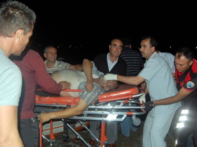 Uno de los supervivientes del naufragio es atendido por los servicios médicos