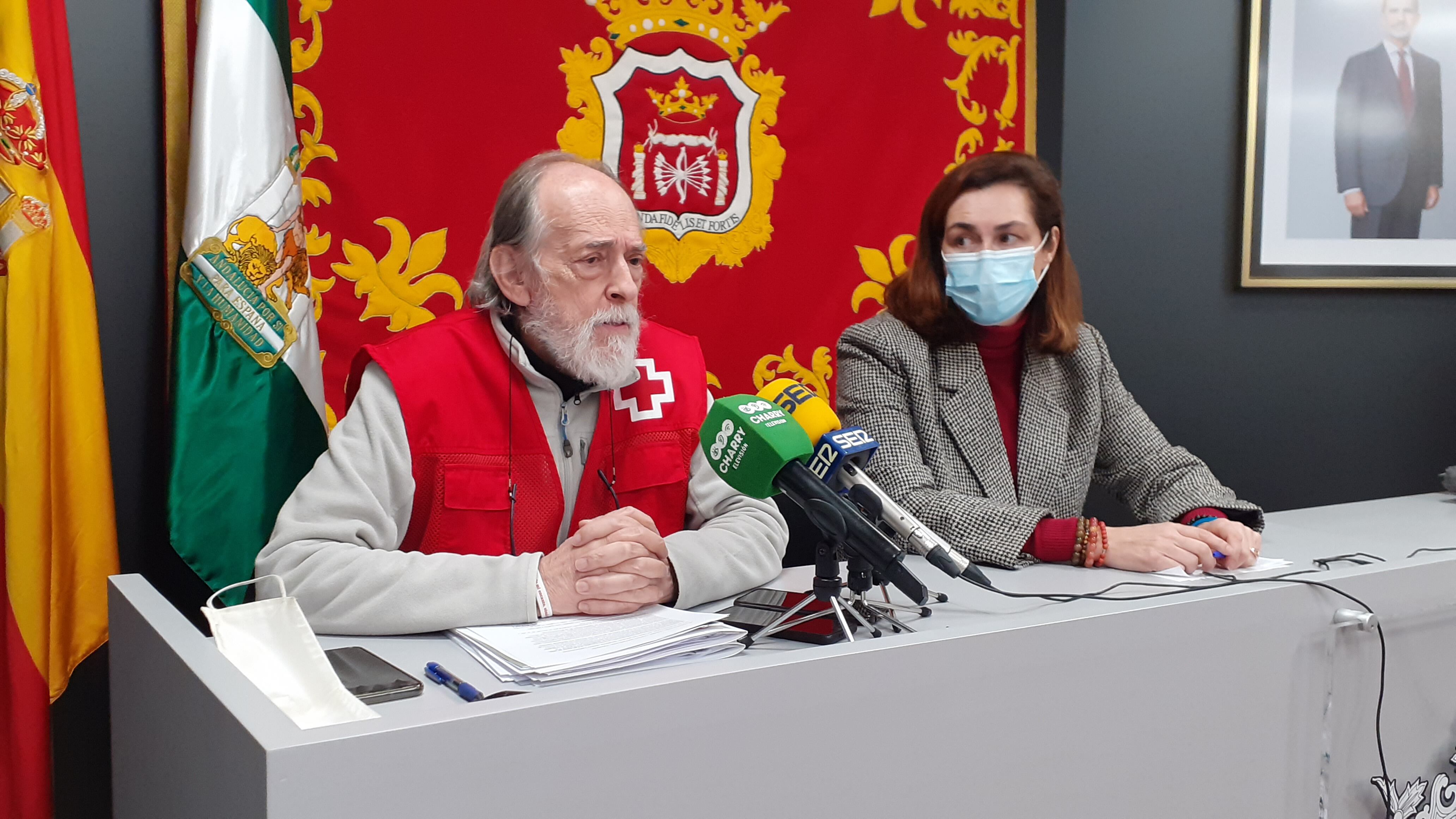 Antonio Lasanta, presidente de Cruz Roja Ronda, y Cristina Durán, delegada de Asuntos Sociales