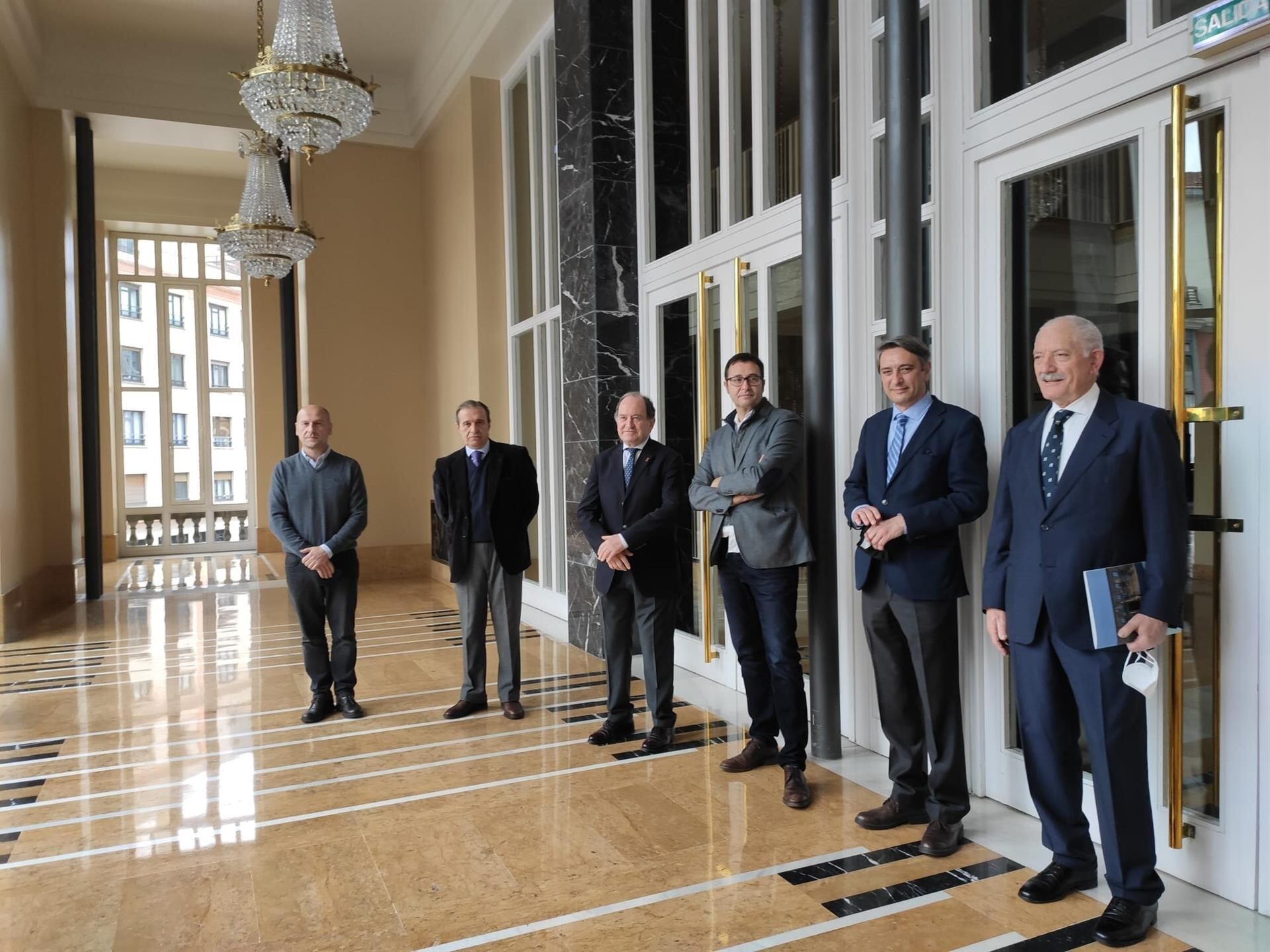 Miembros de la Sociedad Filarmónica de Oviedo y Ópera Oviedo junto al concejal de Cultura, José Luis Costillas, después de la firma de un convenio entre ambas instituciones en el Teatro Campoamor