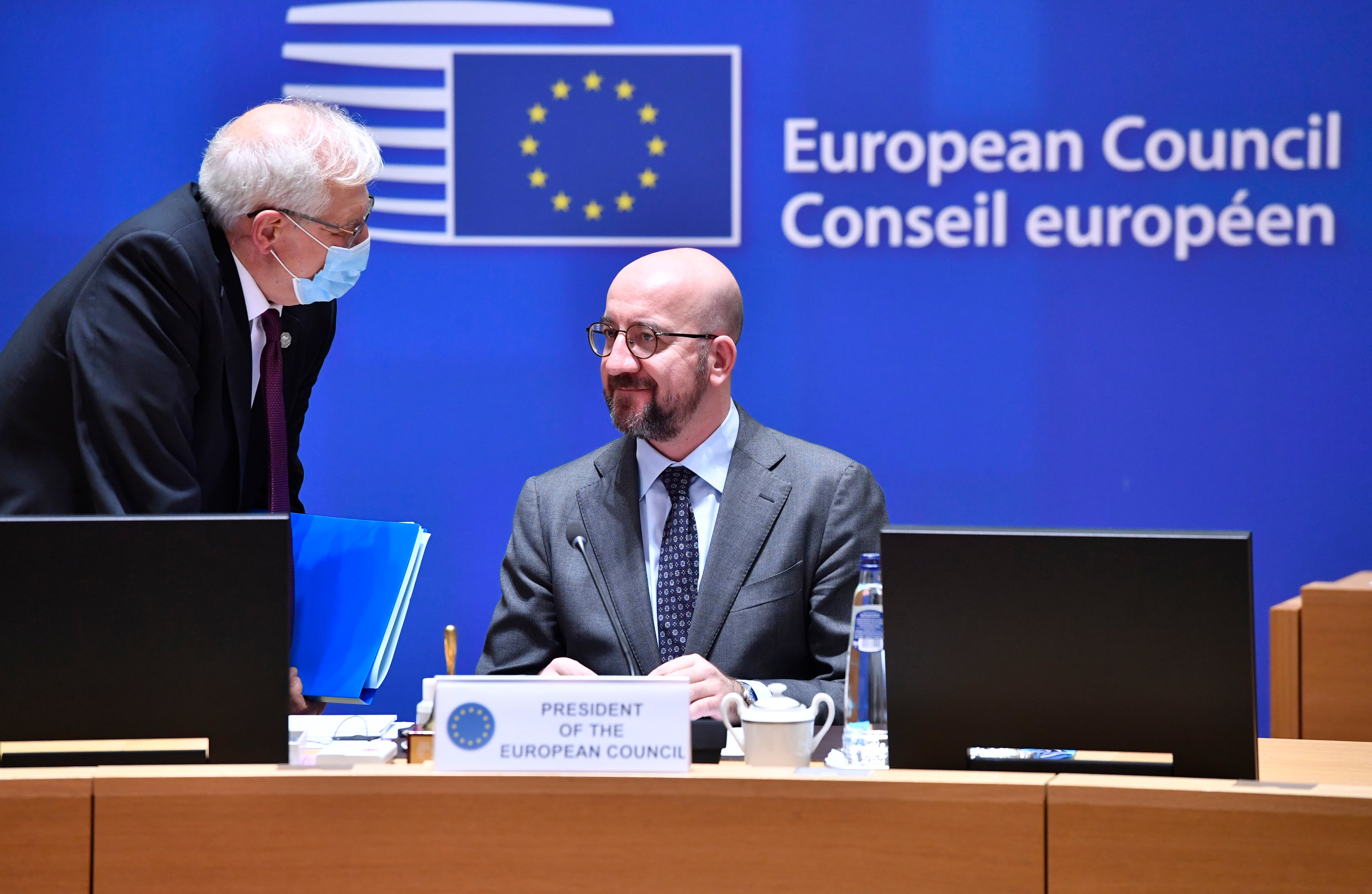 El jefe de política exterior de la Unión Europea, Josep Borrell, a la izquierda, habla con el presidente del Consejo Europeo, Charles Michel