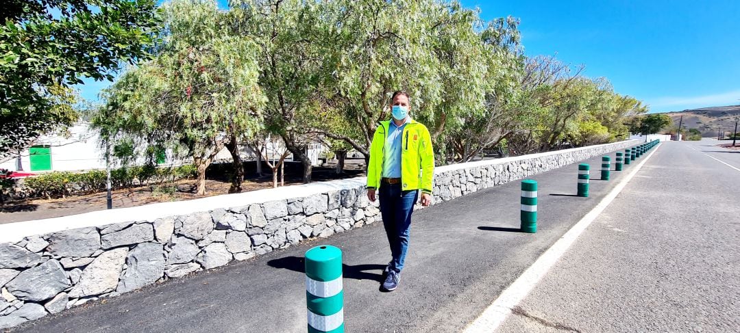 El consejero de Obras Públicas del Cabildo de Lanzarote, Jacobo Medina, en Uga.