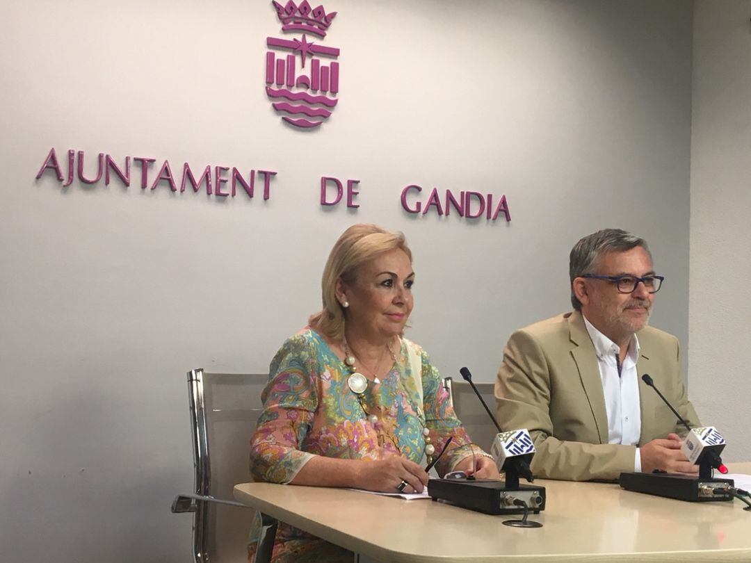 Concejala de educacion en el ayuntamiento de Gandia, Carmen Fuster y el vicealcalde y concejal de Urbanismo, Josep Alandete.