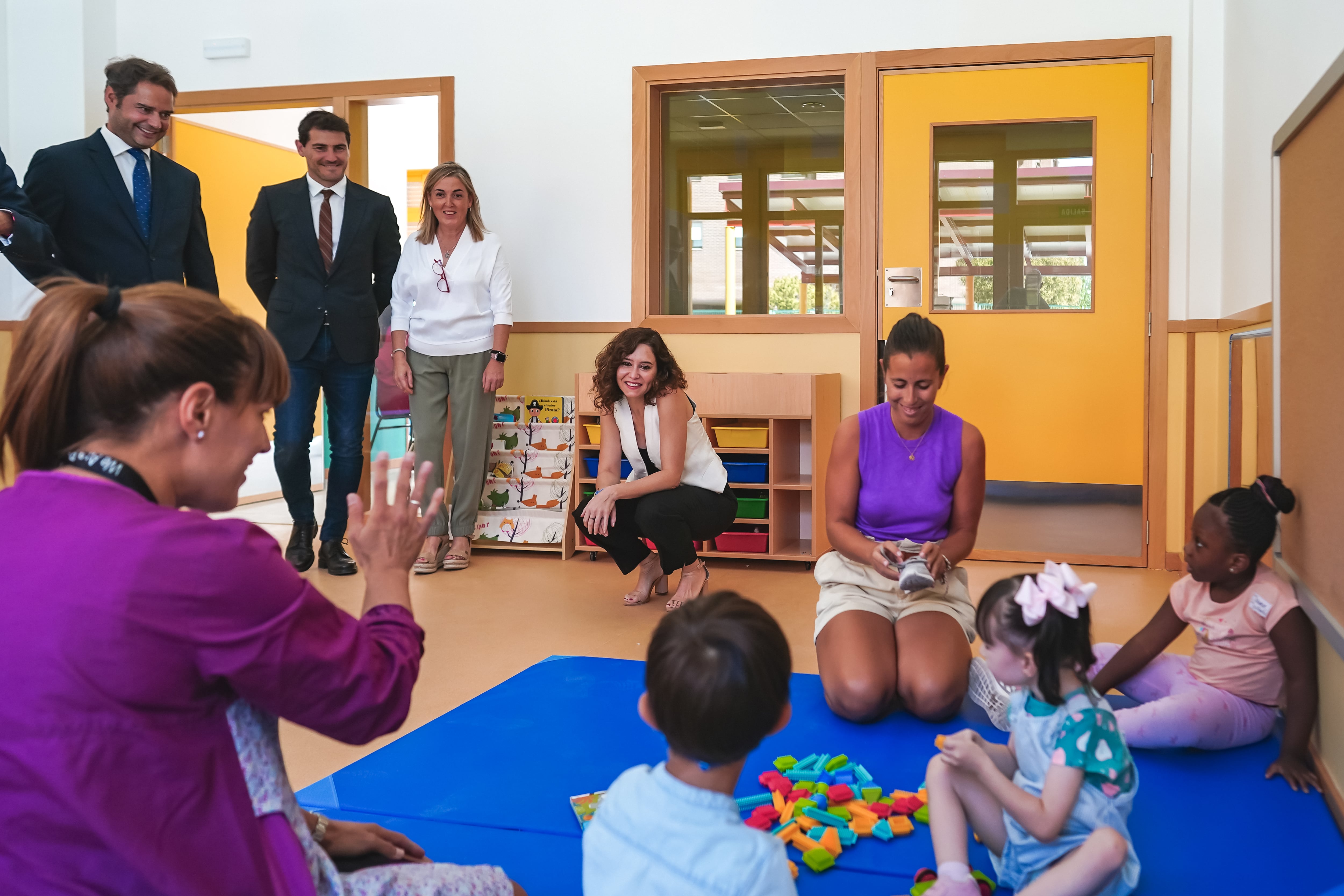 DÍAZ AYUSO INAUGURA EN TORREJÓN DE ARDOZ EL CURSO ESCOLAR 2022/23