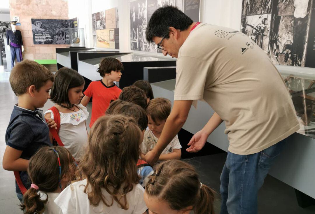 Visita de los alumnos de la Ludoteca de La Carolina al Museo