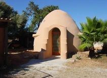 Construcción de ladillo sobre una casas de tierra como aislante.