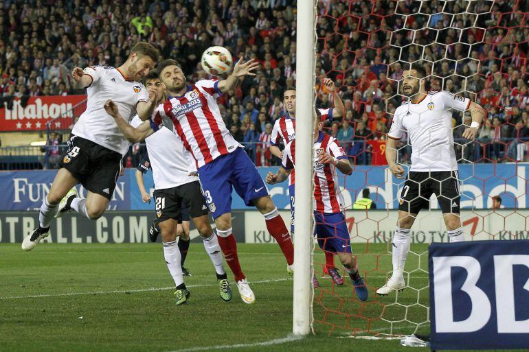 GRA413. MADRID, 08/03/2015.- El defensa alemán del Valencia Mustafi (i) marca de cabeza ante Siqueira (2-i), del Atlético de Madrid, durante el partido de Liga en Primera División disputado esta noche en el estadio Vicente Calderón. EFE/Kiko Huesca