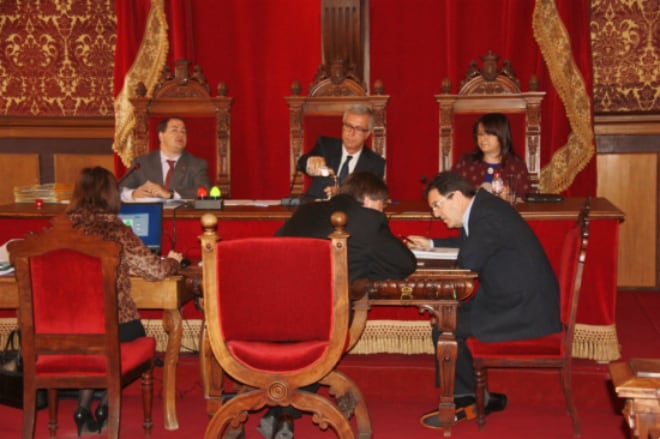 L&#039;alcalde de Tarragona, Josep Fèlix Ballesteros, juntament amb dos tinents d&#039;alcalde a la sala de plens.