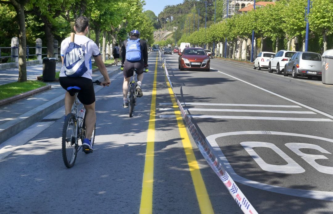 Dos ciclistas haciendo uso del nuevo carril bici de Reina Victoria.