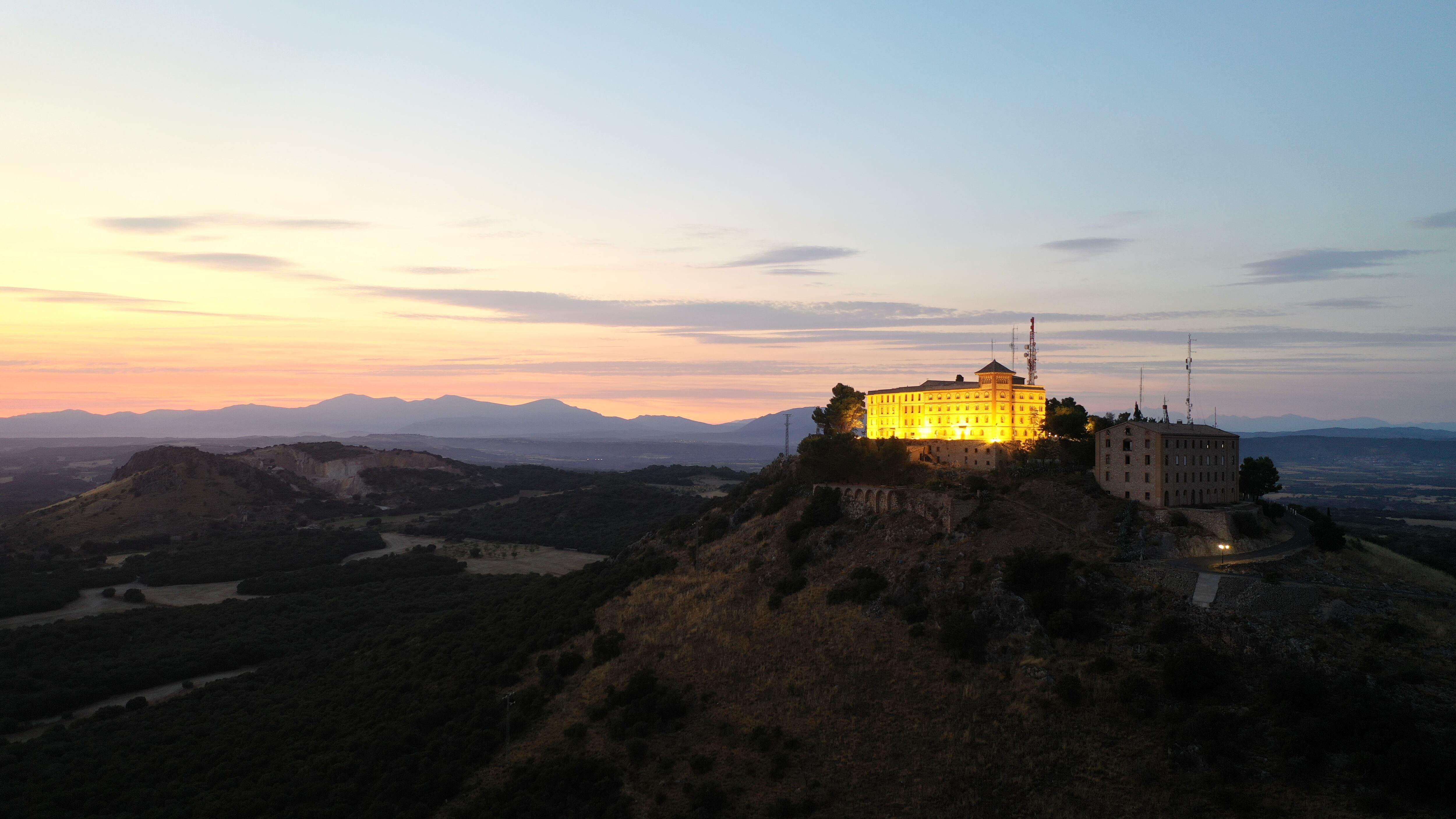 Ab energía y Amigos del Pueyo iluminan el faro del Somontano