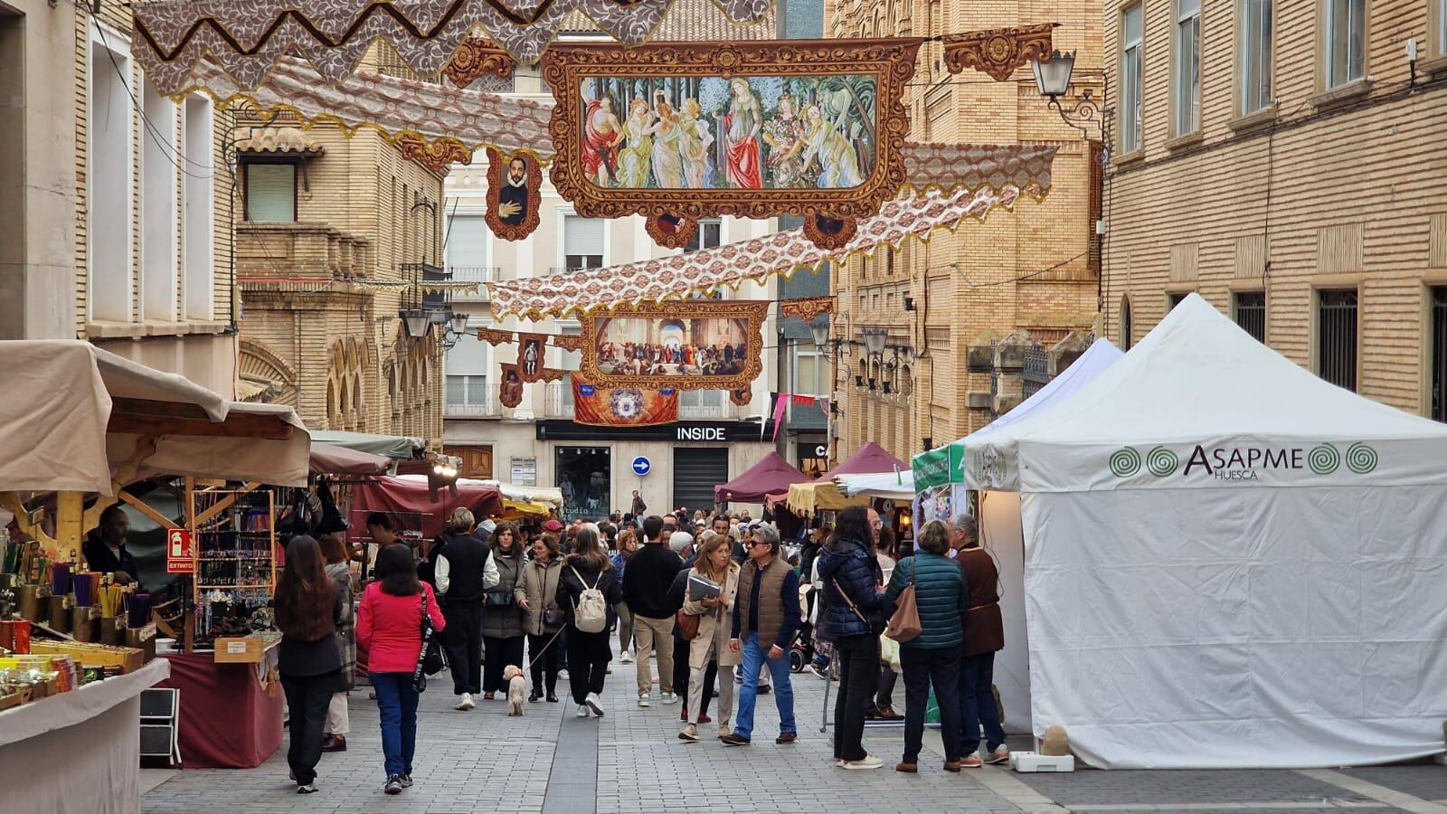Mercado Renacentista con gran decoración en la calle Moya de Huesca