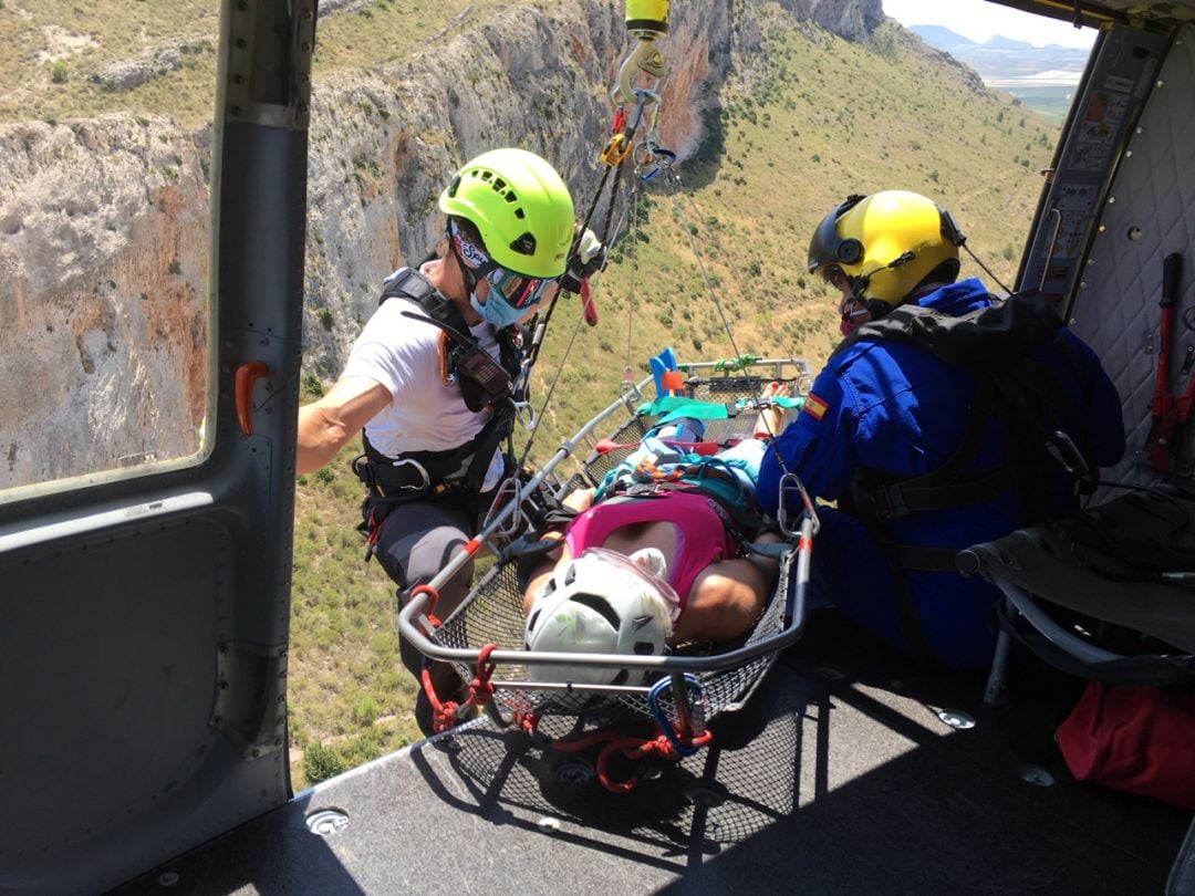 Los bomberos rescatan por aire una escaladora herida en Jumilla