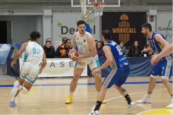 El pivot austriac va ser inscrit per jugar el partit d'Alginet i va correspondre amb una gran actuació amb dobles figures.