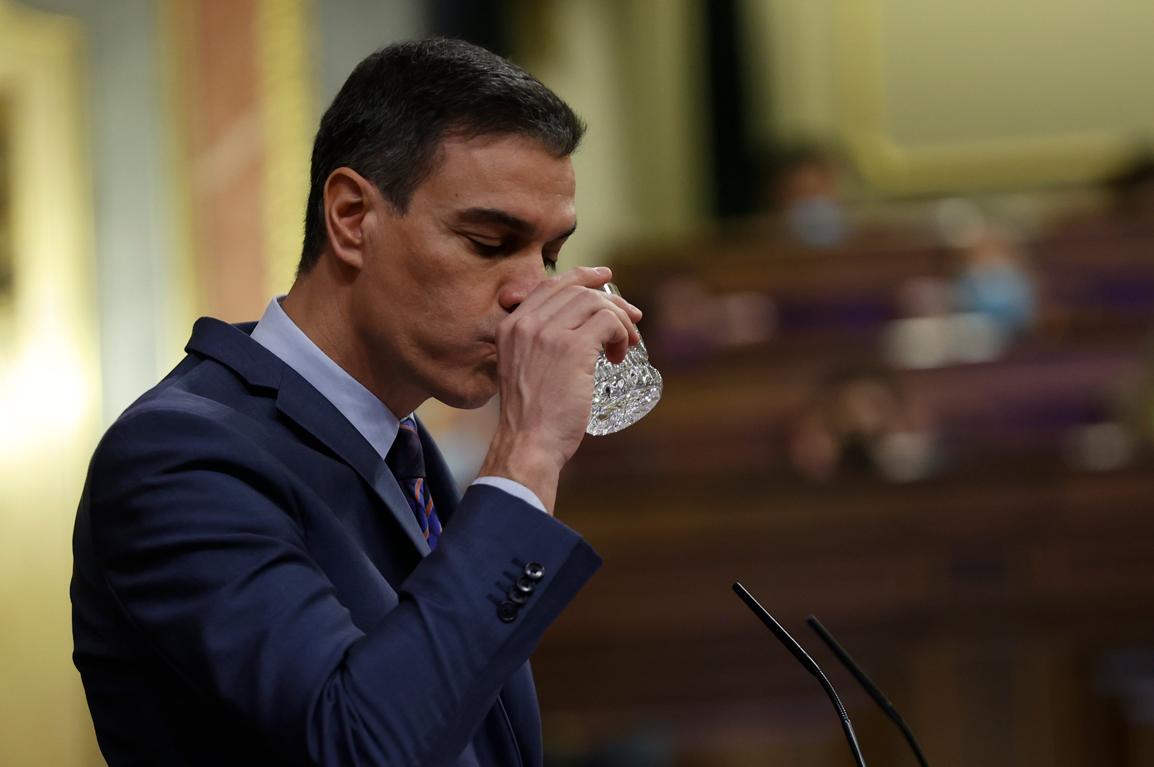 El presidente del Gobierno, Pedro Sánchez bebe agua durante su comparecencia este miércoles ante el pleno del Congreso para informar de las conclusiones del Consejo Europeo, la Cumbre de la OTAN y las relaciones con Marruecos. 