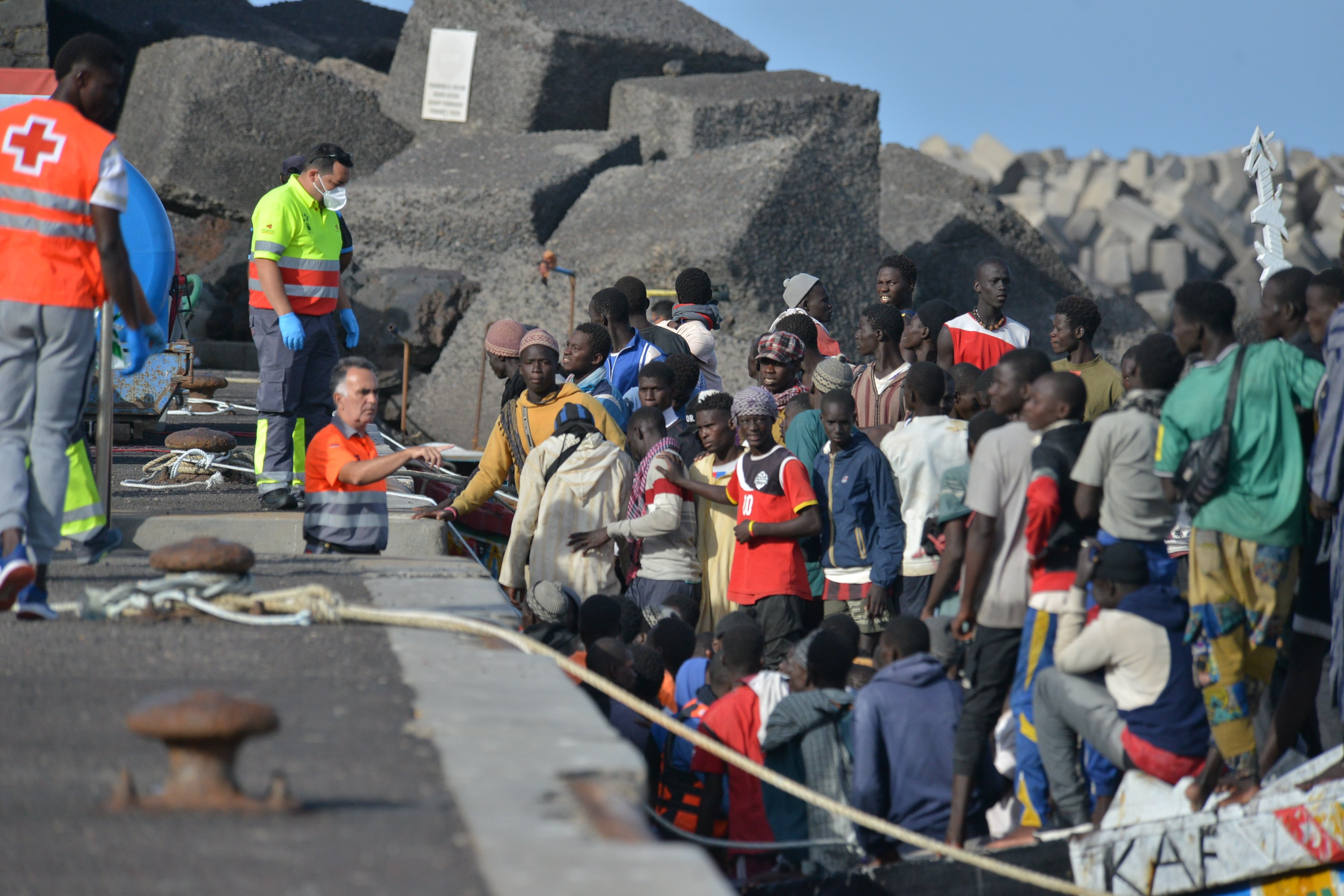 LA RESTINGA (EL HIERRO), 23/10/2023.- Cinco cayucos con 570 inmigrantes de origen subsahariano a bordo, entre ellos 46 menores, han llegado a Canarias en la primera mitad de este lunes, 327 de ellos en dos embarcaciones a El Hierro y 243 en tres a Tenerife. En la imagen, llegada al puerto de La Restinga (El Hierro) de 209 personas rescatadas por la embarcación de Salvamento Marítimo Salvamar Adhara en aguas cercanas a El Hierro. EFE/ Gelmert Finol
