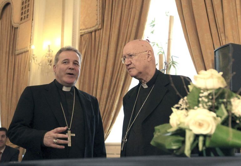 GRA035. BILBAO, 24/06/2015.- El arzobispo presidente del Consejo Pontificio para las Comunicaciones Sociales, Claudio María Celli (i), en el desayuno del Forum Europa-Tribuna Euskadi, presentado por el obispo de Bilbao, Mario Iceta (i). EFE/LUIS TEJIDO