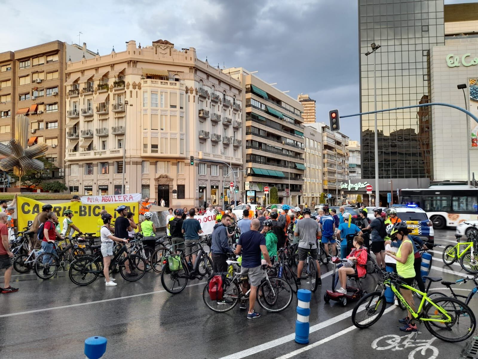 Los participantes en la bicifestación en la Plaza de la Estrella de Alicante