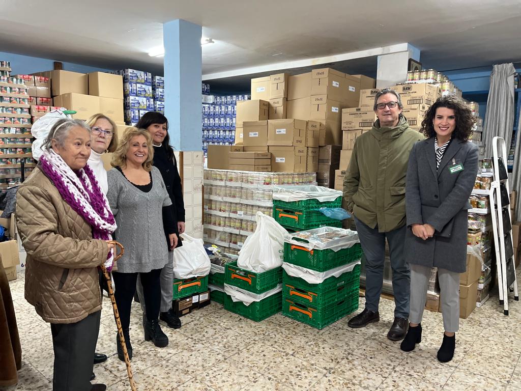 La directora de Relaciones Externas de Mercadona en Madrid, Berta Matarranz (a la derecha), durante la primera entrega de alimentos a Juventudes Hospitalarias de Parla