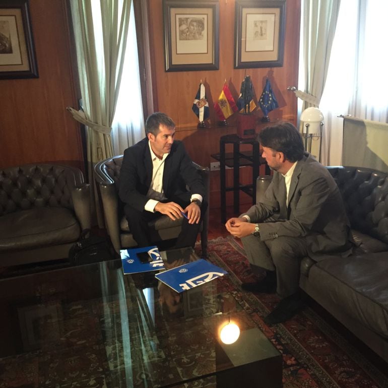 El presidente del Gobierno de Canarias, Fernando Clavijo y su homólogo en el Cabildo de Tenerife, Carlos Alonso, durante la reunión. 