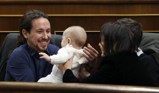 Pablo Iglesias coge al hijo de Carolina Bescansa