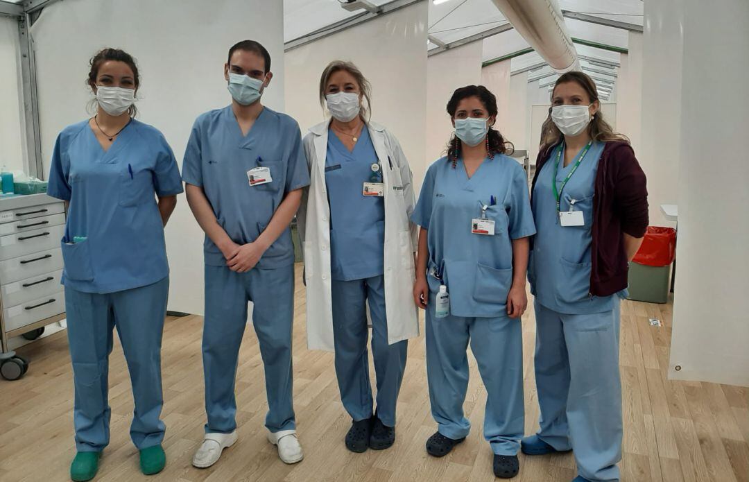 Sanitarios del Hospital General de Alicante en el hospital de campaña de Alicante, preparado para acoger enfermos covid