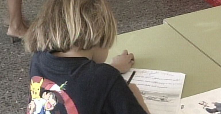 Niño en una escuela infantil pública