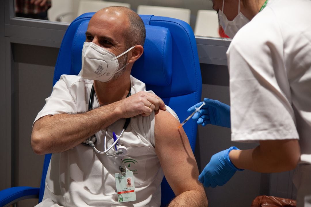 Vacunación contra la covid del personal sanitario del Hospital Clínico San Cecilio de Granada