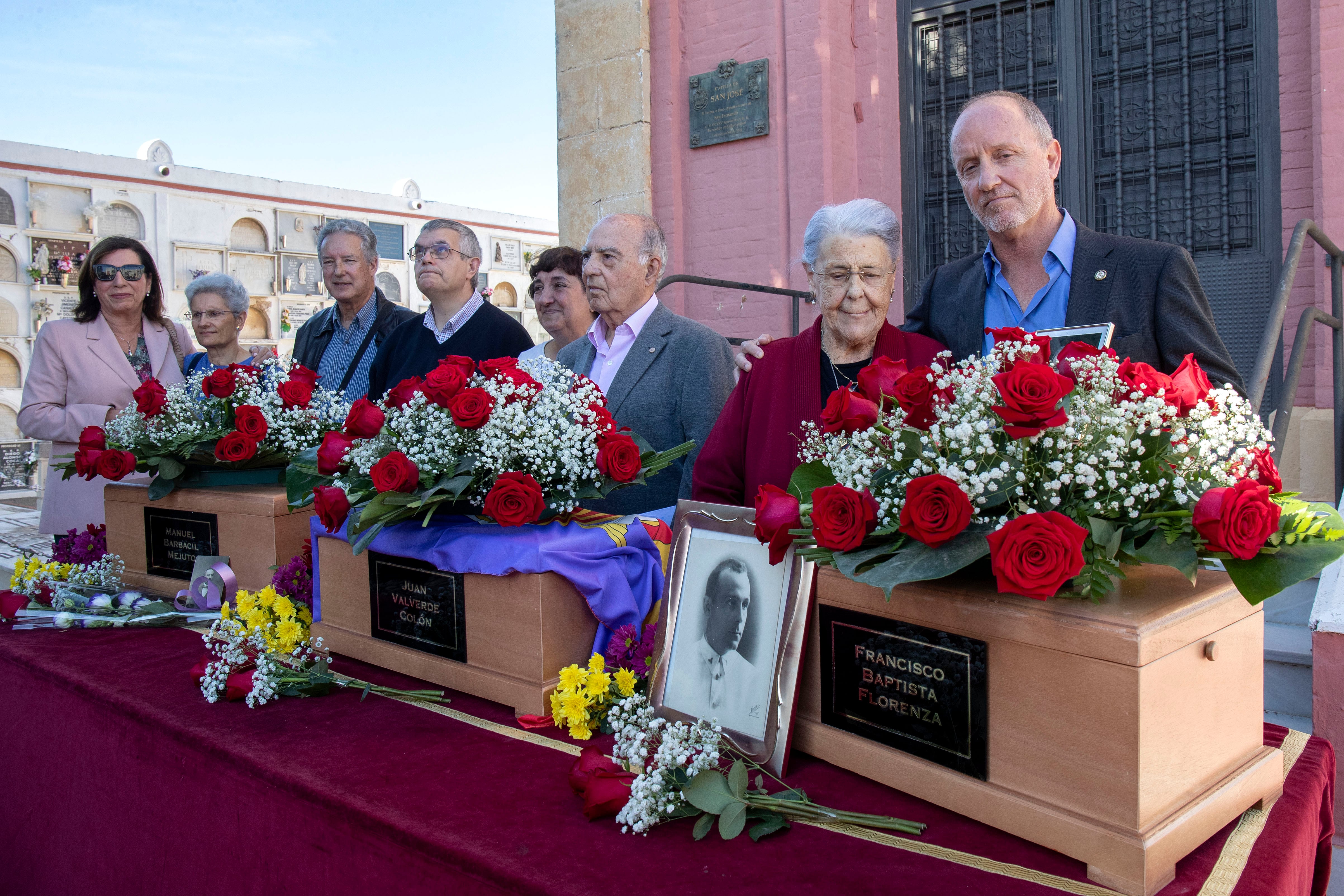 San Fernando (Cádiz), 18/11/2023.-El Ayuntamiento de San Fernando (Cádiz) ha entregado hoy a sus familiares de los restos de Francisco Baptista Florenza, Juan Valverde Colón y Manuel Barbacil Mejuto, tres de los represaliados del franquismo cuyos cuerpos han sido exhumados en una fosa común del cementerio de la ciudad. EFE/Román Ríos.
