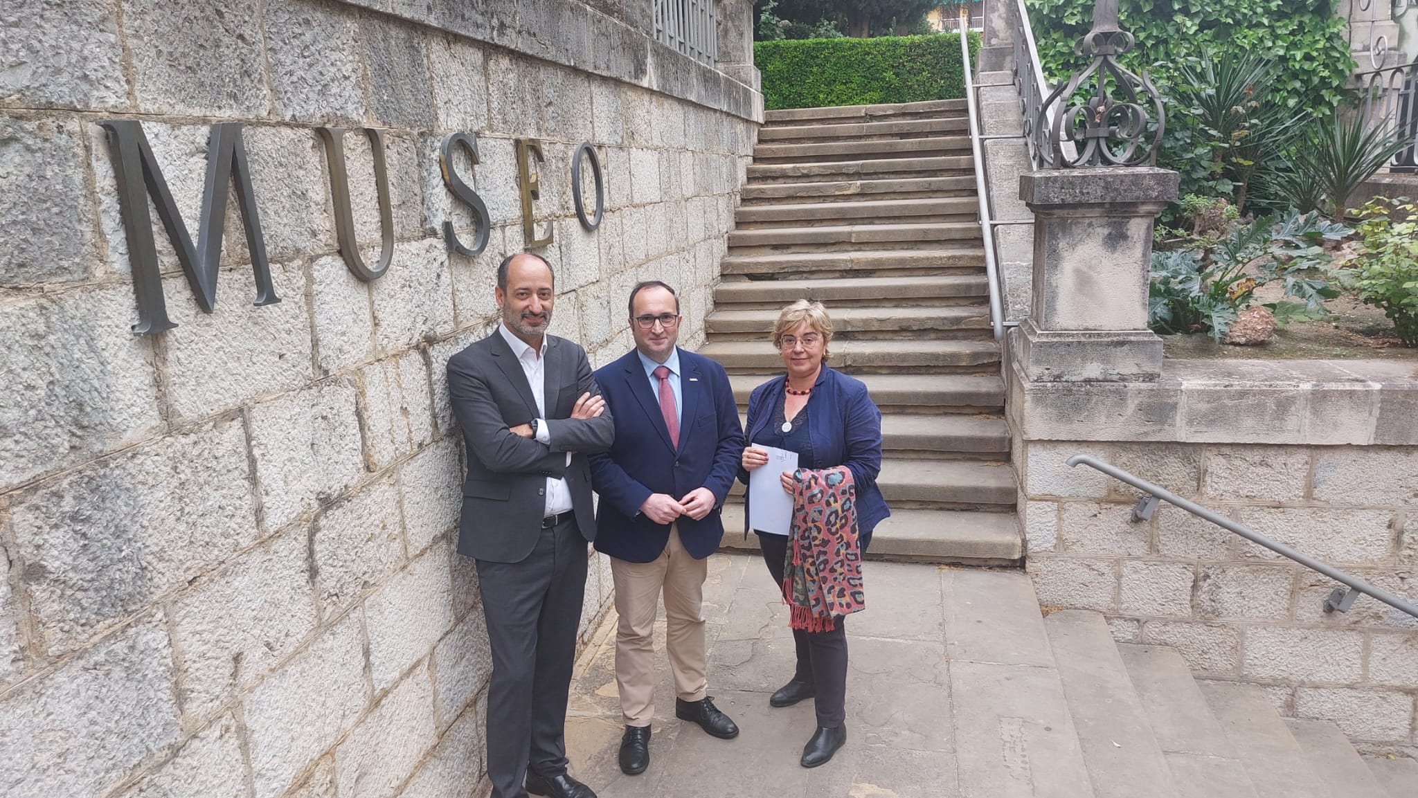 De izquierda a derecha, Carlos Javier Fernández, nuevo director del Museo; José Ayala, delegado de Cultura, y Francisca Hornos, anterior directora.