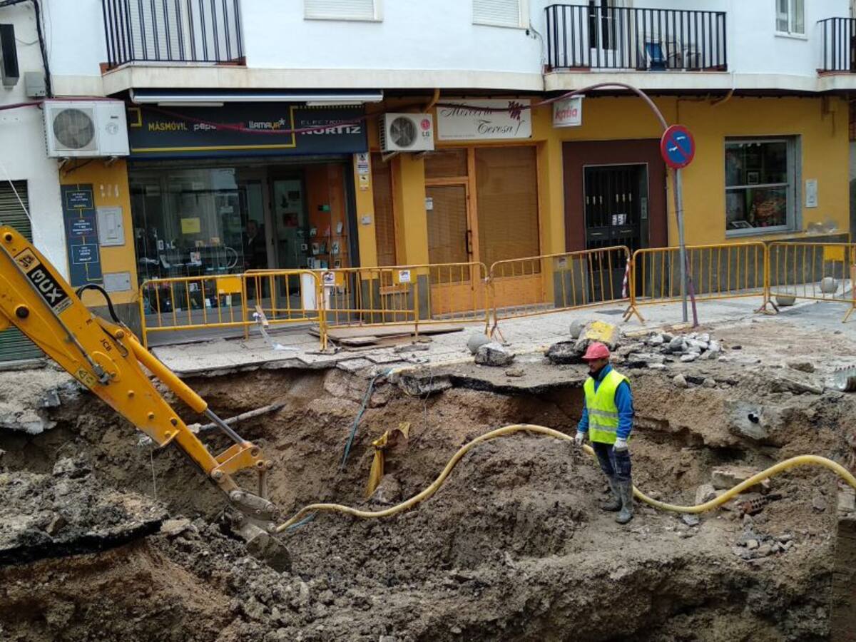 Enorme socavón en Cazorla para obras de reparación de colectores generales en la Plaza de Andalucía