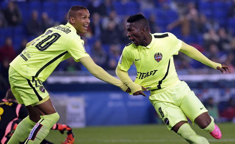 Los jugadores del Levante, el delantero brasileño Deyverson Silva (i) y el centrocampista colombiano Jefferson Lema, celebran el primer gol del equipo levantinista, durante el encuentro correspondiente a la decimocuarta jornada de primera división, que disputan esta noche frente al Espanyol en el Power8 Estadio de Barcelona. EFE-Alberto Estévez.
