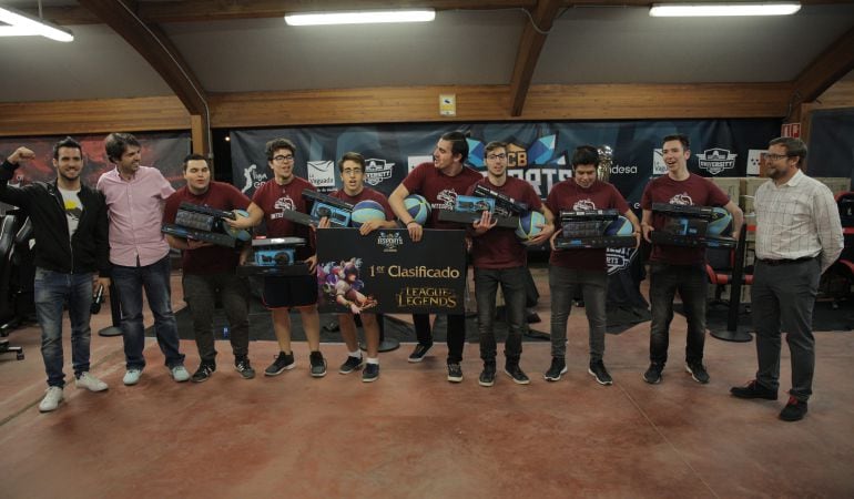 Los ganadores posando con sus premios