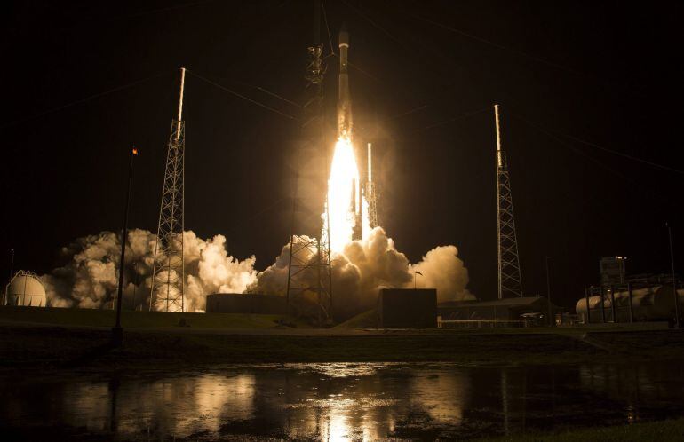 NAS01 CABO CAÑAVERAL (ESTADOS UNIDOS) 13/03/2015.- Fotografía facilitada por la NASA hoy, viernes 13 de marzo de 2015 que muestra el lanzamiento del cohete Atlas V en el complejo de lanzamiento del centro espacial de Cabo Cañaveral en Florida (Estados Uni