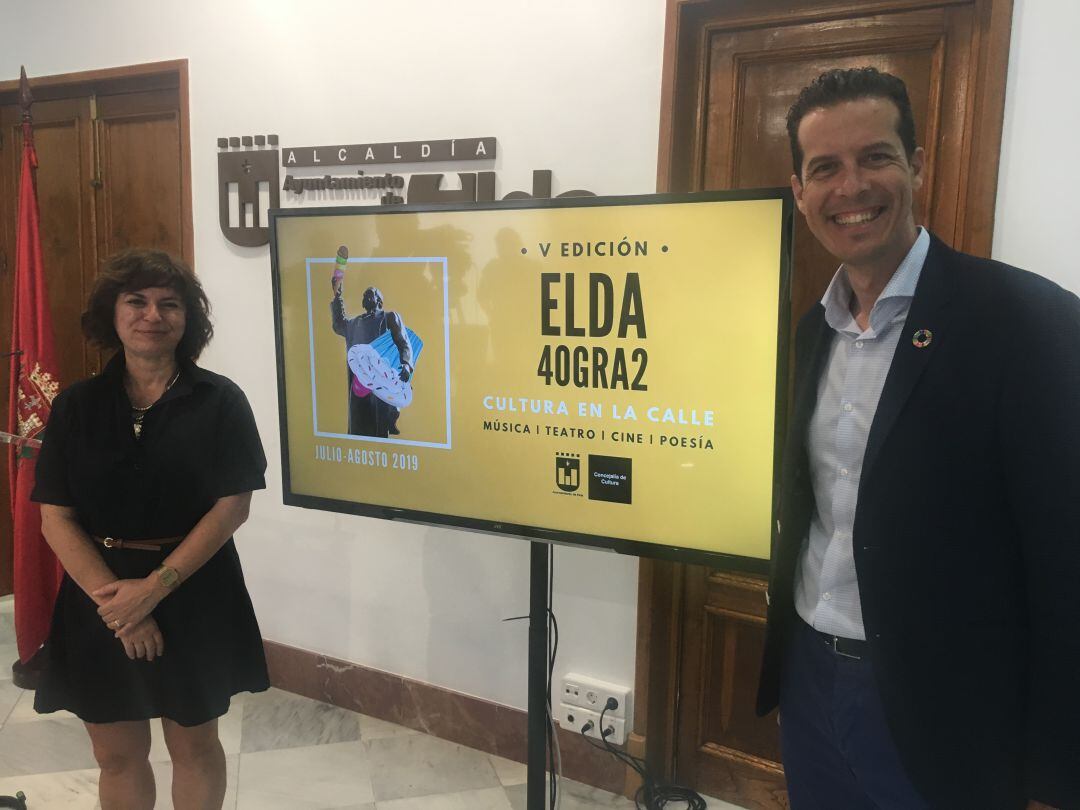 Concejala y Alcalde promocionando Elda 40gra2