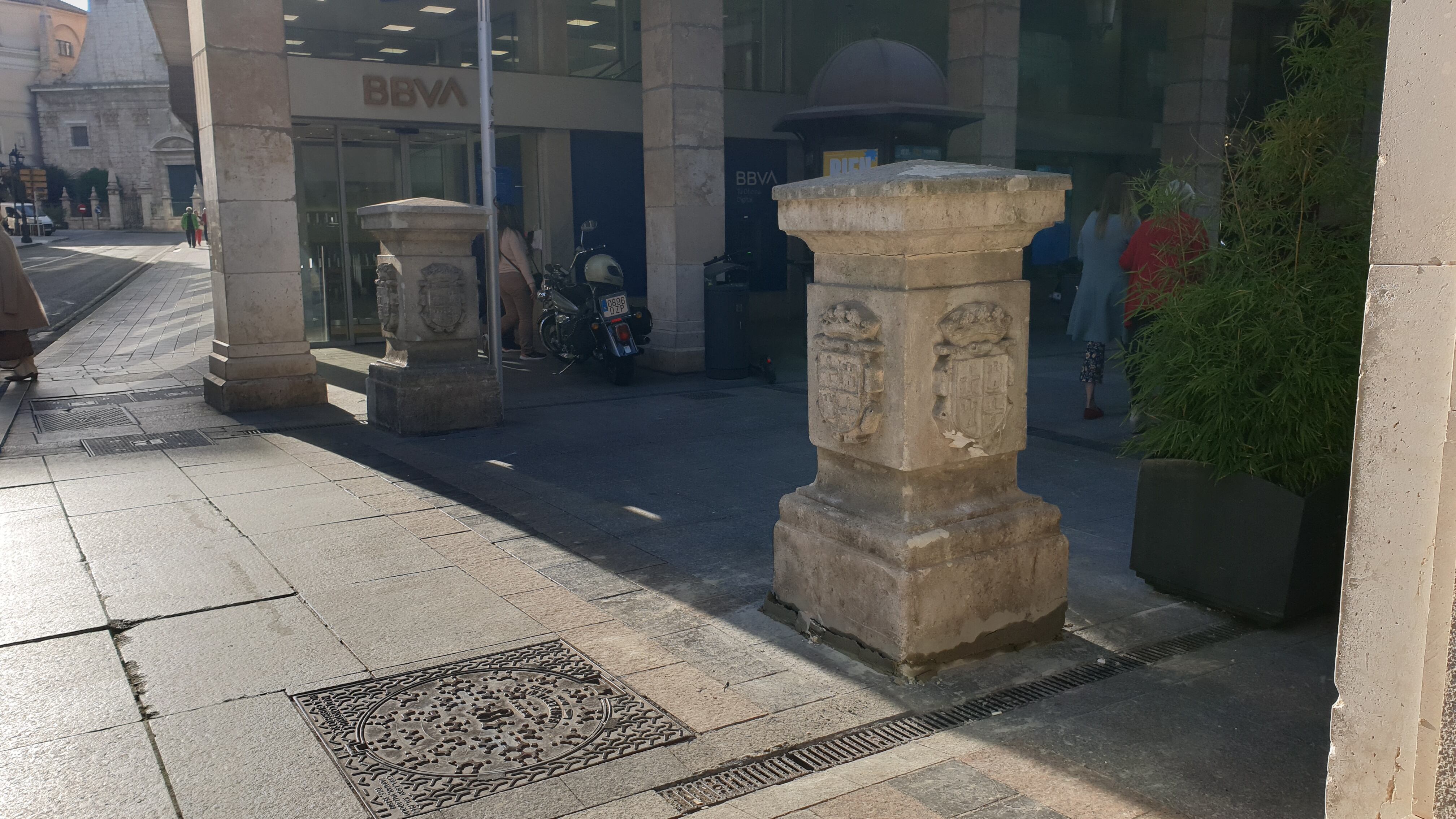 Una máquina de obra derriba uno de los monolitos de los Cuatro Cantones