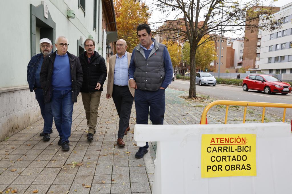 El Ayuntamiento de Valladolid inicia la supresión de los carril bus-taxi y la modificación de carril bici de la avenida de Gijón. El alcalde, Jesús Julio Carnero, junto al concejal Alberto Gutiérrez Alberca, visitan las obras