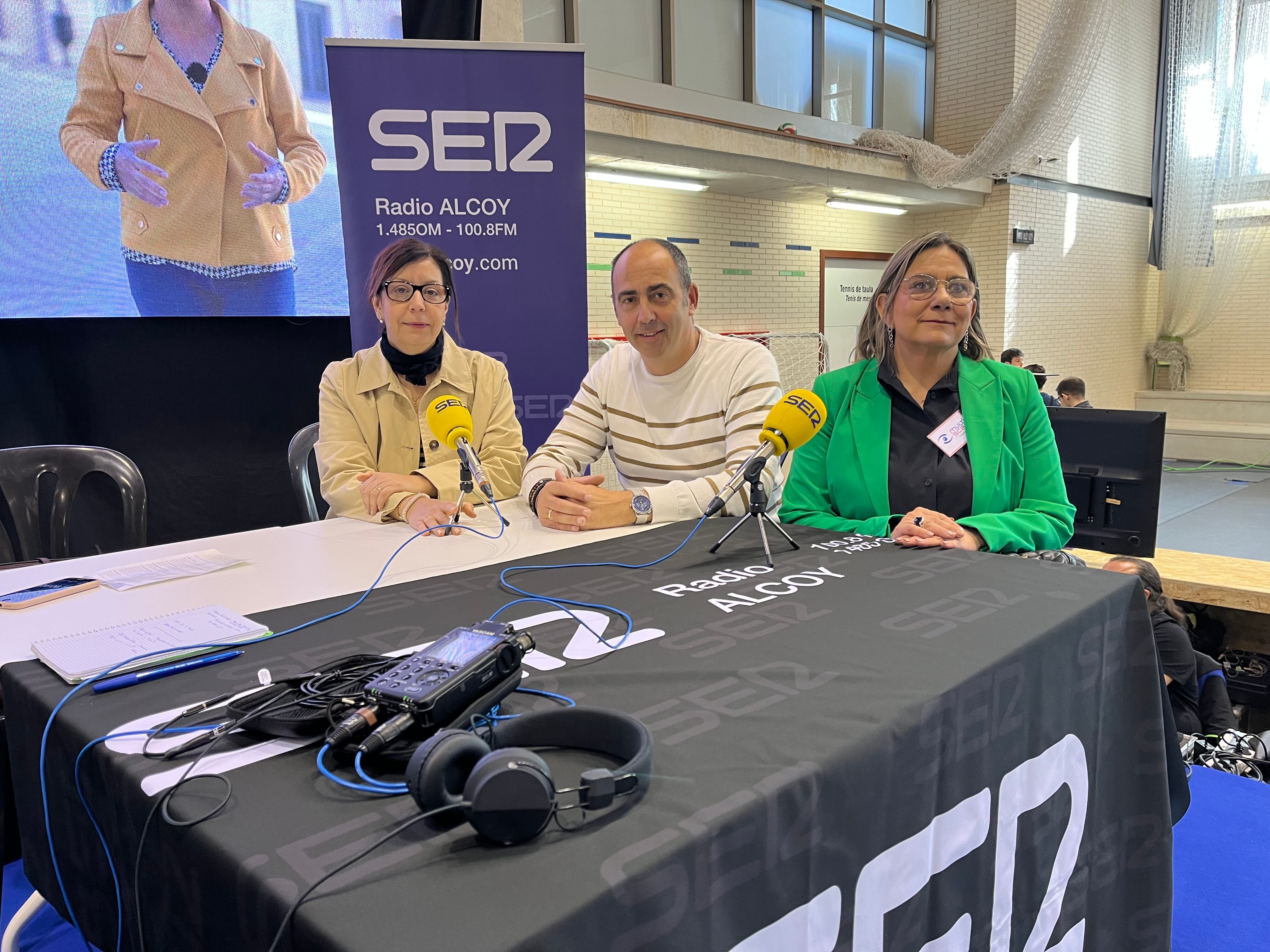 Jeff Clerk y Regina Gisbert junto a Lucía Gadea tras la entrevista