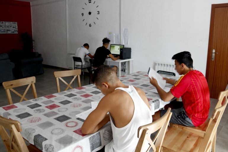 Joves immigrants estudiant