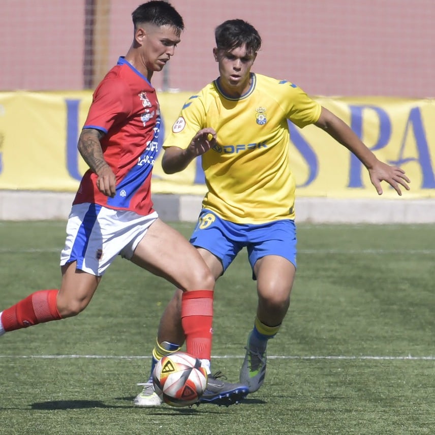 Disputa de balón entre ambos equipos.