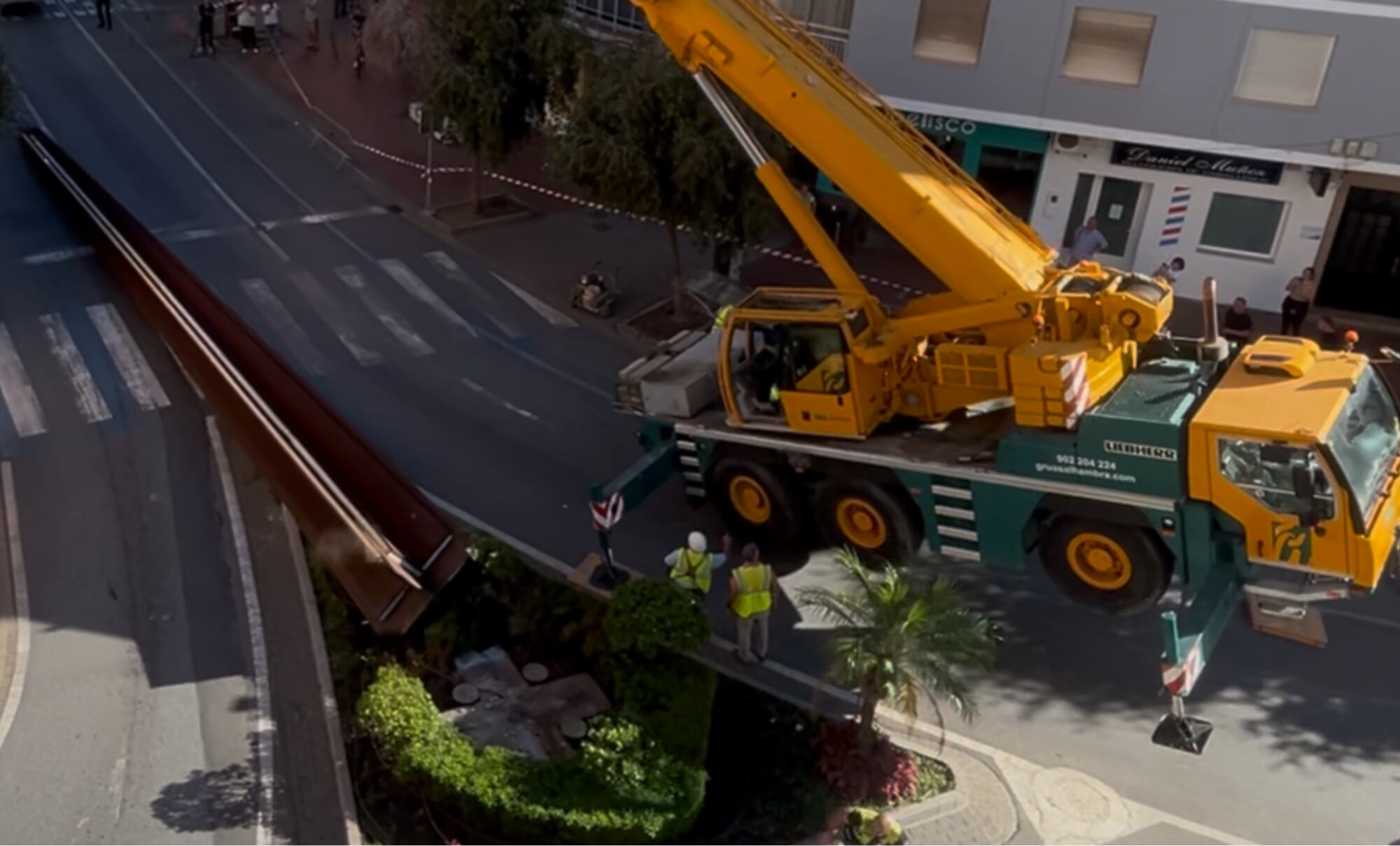 Brusca caída al suelo del obelisco cuando la grúa que la sostenía perdió el equilibrio en Motril (Granada)